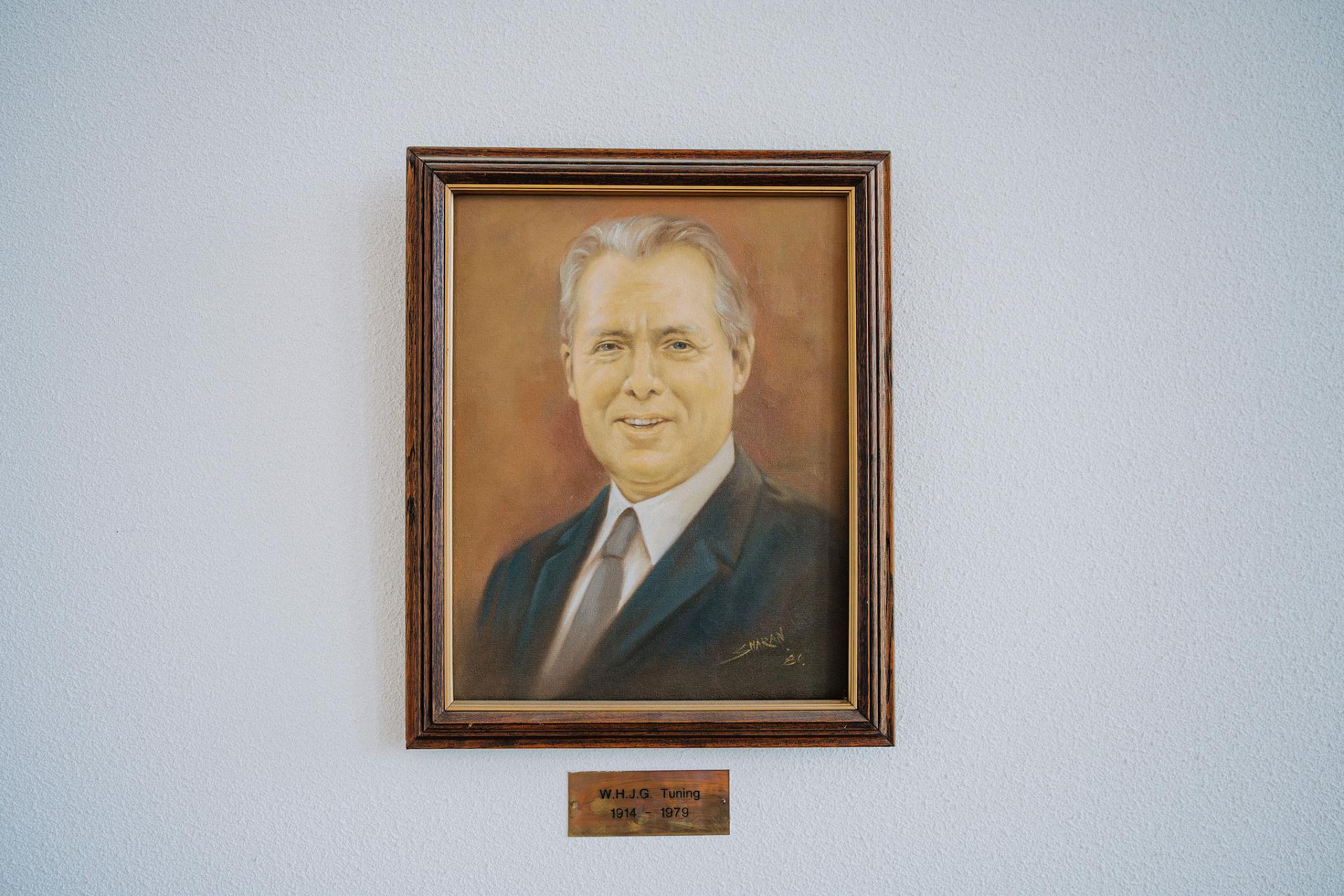 Porträt von W.H.J.G. Tuning, Gründer des Familienunternehmens, dargestellt auf einem Gemälde mit Namensschild und Jahreszahlen im Firmengebäude.